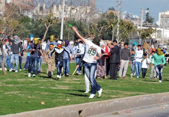 Antalya'da düzenlenen Nevruz kutlamalarının ardından yaklaşık 150 kişilik grup, polise taşlarla saldırdı. O anlarda çekilen bir kare, günün fotoğrafı oldu.