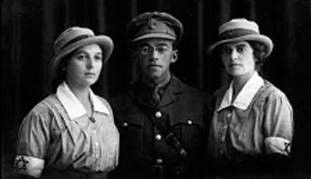 <I>Zeev Jabotinsky Siyonist kadın askerlerle birlikte
</I><br><br><b>TÜRK MİTRALYÖZLERİ BİÇMEYE HAZIRDI<br><br></b>
6. Manchesterlılar Birliğinden arkadaşım Yüzbaşı Braham adamlarının önünde saldırı girişiminde bulunduğunda canını zor kurtarmıştı. Cephane azlığından dolayı Türk siperleri düzenli bir şekilde topa tutulamıyordu, Türk mitralyözleri ve tüfekçileriyse hâlâ mevzilerindeydiler ve adamlarımız siperlerinden fırlar fırlamaz hepsini biçmeye de hazırdılar. Manchesterlıların başına gelen de bu oldu, hatlarından daha on, on beş adım ilerlememişlerdi ki, neredeyse tamamen yok edildiler, sağ kalan birkaç kişi de ateşten korunmak için olabildiğince hızlı bir şekilde geri çekilmenin en akıllıca iş olduğunu düşünmüştü.
<I>(Sinekler, Toz ve Çatışma S.126)</I>