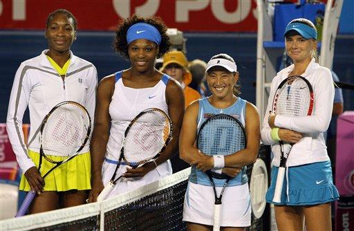 Avustralya Açık'ta ilk şampiyonlar belli oldu. Serena Williams ve Venus Williams kardeşler, Wimbledon ve Olimpiyatlar'da olduğu gibi şampiyonluğu kimseye kaptırmadı