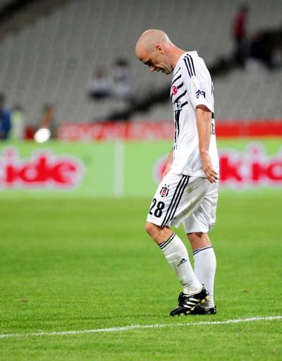 2009-2010 Sezonu perdesini açtı. Şampiyon Beşiktaş, açılış maçında İstanbul Belediyespor'la öne geçtiği maçta 1-1 berabere kaldı...