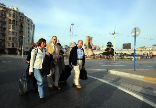 Taksim meydanına araç girmediği için mağdur kalan turistler ellerinde valizlerle meydandan çıkış aradılar