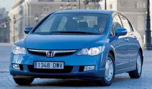 HONDA CIVIC HYBRID: Türkiye'de satılan tek hibrid otomobil olan Civic Hybrid, 1.4 lt'lik motoruyla 4.6 lt/100 km ortalama yakıt tüketerek dizel otomobiller kadar az yakılabileceği gösteriyor.