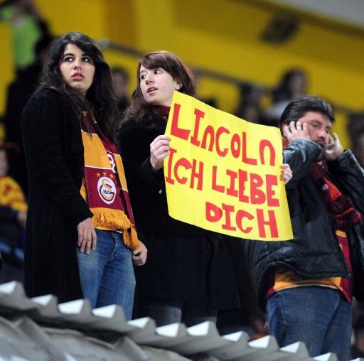 G.Saray-Hambur maçında Ali Sami Yen tartihi günlerinden birini daha yaşarken protokol tribününde ağı isimler vardı.
