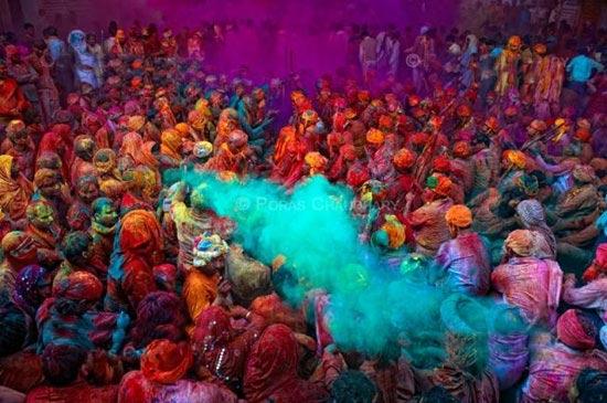 Baharın sonu yazın başlangıcını kutlayan Hindular, kast farklılıklarını bir kenara atıp bu çılgın festivalde doyasıya eğleniyor..