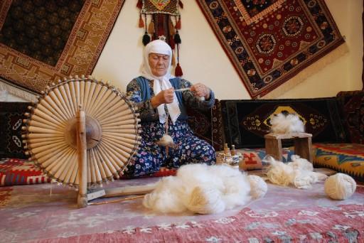DENIZLI, EL DOKUMASI HALISIYLA DA ON PLANA CIKMAYA CALISIYOR. HEMEN BUTUN KOYLERINDE EL TEZGAHLARINDA DOKUNAN VE FIYATLARI 50 TL ILE 10 BIN TL ARASINDA DEGISEN BU HALILARA TURISTLER DE YOGUN ILGI GOSTERIYOR