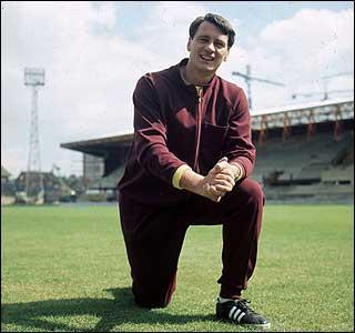 İngiltere Milli Takımı'nın eski futbolcusu ve teknik direktör Sir Bobby Robson'un 76 yaşında İngiltere'nin County Durham kentindeki evinde kansere yenik düştüğü bildirildi.