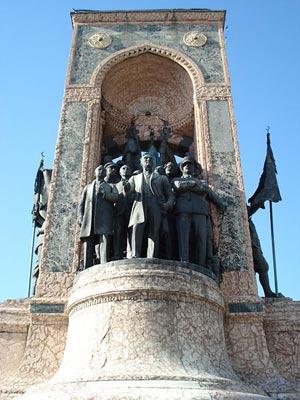 Taksim Cumhuriyet Anıtı, bronz heykelleri üzerinde yoğun korozyon, taş kaide yüzeyinde kir tabakası, ince kılcal çatlaklar ve yüzeyde kopmalar nedeniyle restore edilecek.