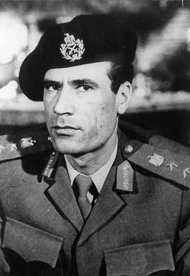 İktidara Geliş!!!
Okuma yazması olmayan bir Bedevi çobanının oğlu olan Muammer Kaddafi 1969 yılında ülkenin ilk bağımsız lideri olan Kral Birinci İdrise karşı diğer subaylarla birlikte gerçekleştirdiği kansız askeri darbenin ardından başa geçti. O sırada sadece 27 yaşında olan Kaddafi, Libya ordusundaki en yüksek mevki olan albaylık rütbesine yükseltildi. Ardından kendisini silahlı kuvvetlerin başkomutanı ve Libya devletinin defakto lideri ilan etti.