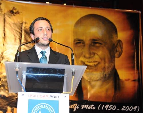 Ömer Lütfi Metenin oğlu Ali Buhari Mete, bu anlamlı gecede konuşma yapmaktan gurur duyduğunu, babasının her şeye her zaman iyimser gözle baktığını, sevgiyi her zaman birinci planda tuttuğunu anlatırken, Ömer Lütfi Metenin dürüstlüğü ve mertliğini kendisine örnek aldığını söyledi. Babasının vasiyetinin bir bölümünü de okuyan Ali Buhari Mete, Ömer Lütfi Metenin kendisi ve kardeşleri hakkında yazdığı satırları salonu dolduran misafirlerle paylaşması gecedeki duygu yoğunluğunu en üst seviyelere çıkardı...