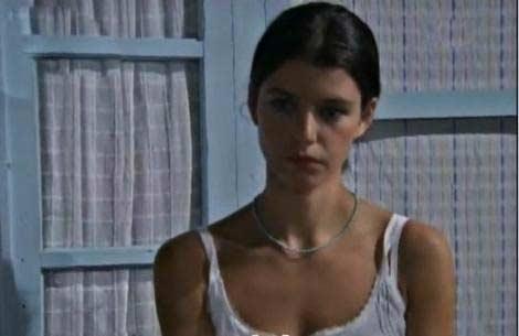 Hayatının en zor olaylarını yaşan Fatmagül'ün boynuna taktığı mavi boncuklu kolyesinden başka hiç bir aksesuarı yok.