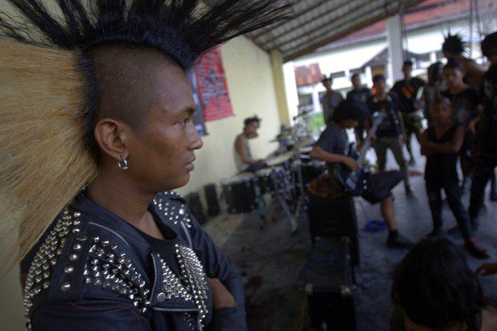 Endonezya'nın Açe (Aceh) bölgesinde verilen bir konsere toplu halde giden 65 kişilik Punk'çı grubu, polis tarafından yapılan operasyonla yakalandı.