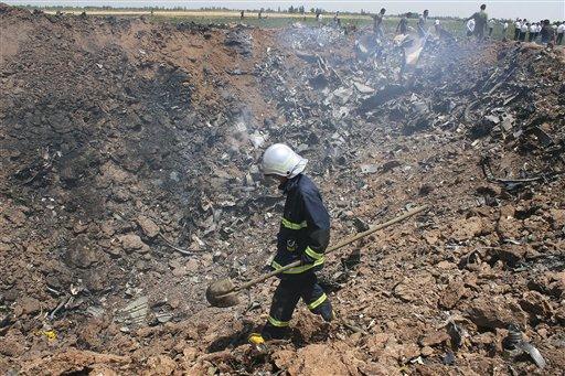 İran'da Tahran-Erivan seferini yapan Topalev tipi bir yolcu uçağının ülkenin kuzeyindeki Kazvin kenti yakınlarında düştü. Uçakta bulunan 168 kişinin tamamının öldüğü duyuruldu.