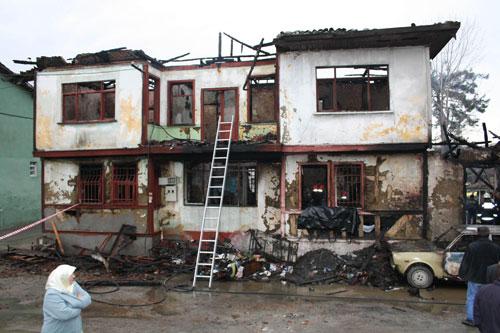 Bursa'nın merkez Yıldırım ilçesinde, 2 katlı ahşap evde çıkn yangında 7 aylık hamile bir kadın ve 2 çocuğu yanarak hayatını kaybetti. Ev sahibi ise yanar halde havuza atlayarak kurtuldu.