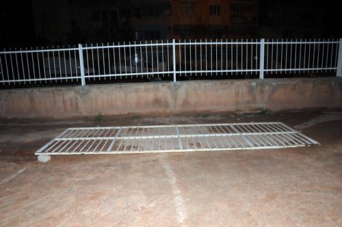 İzmir'de meydana gelen olayda Menemen ilçesine bağlı Asarlık 75. Yıl İlköğretim Okulu'nun bahçe kapısı 4 yaşındaki bir çocuğun üzerine düştü. Ağır yaralanan çocuğun hayati tehlikesi sürüyor.