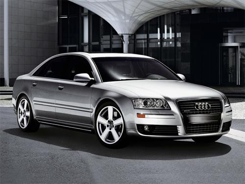 <strong><span style="color: #ff0000;">Audi - A6 yenilenip geliyor</span></strong><br><br>
Doğuş Otomotiv Audi'nin bu yılki en büyük kozu, kuşkusuz yenilenen A6 olacak, Profilden genel hatları pek değişmemiş gibi görünen A6, bununla birlikte abisi A8'e ve A5'e benzeyen saldırgan ön görünümüyle hayli dikkat çekici. <br><br>Tamamen LED teknolojili farlarla gözlerini kısmış bekleyen yırtıcı bir kediyi andıran yeni A6'nın arka bölümü de tamamen yeni bir tasarıma kavuşturulmuş. <br><br>Mayın ayında ilk olarak 2.8 ve 3.0 lt benzinlinin yanı sıra 3.0 TDI dizel motor seçenekleriyle getirilmesi planlanan yeni A6'da, daha düşük hacimli motorlar ancak yaz aylarında yer almaya başlayacak. Bunun yanında RS3 Sportback, tamamen yeni ve VW Tiguan gençleri taşıyan Q3'ün de 2011 yılında Audi'nin model yelpazesine katılmasına şahit olacağız.