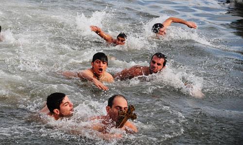 HIRİSTİYAN İNANCINA GÖRE HZ. İSA'NIN DOĞUMU VE VAFTİZ EDİLİŞİNİN 2010. YIL DÖNÜMÜ, FENER RUM PATRİKHANESİ'NDE DÜZENLENEN AYİN VE DENİZDEN HAÇ ÇIKARMA TÖRENİYLE KUTLANDI. HIRİSTİYAN GENÇLER, SOĞUK HAVAYA RAĞMEN DENİZE ATLAYARAK TAHTA HAÇI ÇIKARMAK İÇİN BİRBİRLERİYLE YARIŞTI.FOTOĞRAF: ABDULLAH COŞKUN