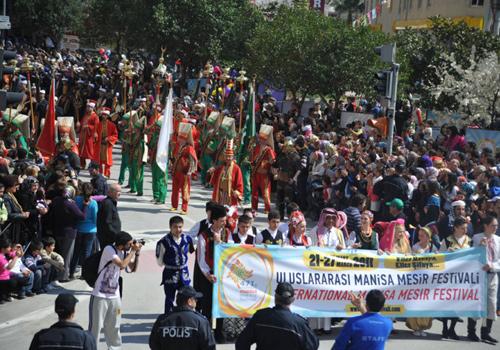 471. Uluslararası Mesir Festivali kapsamında, kortej yürüyüşü ve mesir macununun saçım töreni yapıldı. Mesir macunu saçımı sırasında izdiham yaşanırken, Osmanlı padişahlarını canlandıran oyuncular,geçmiş hakkında kısa bilgiler verdi.