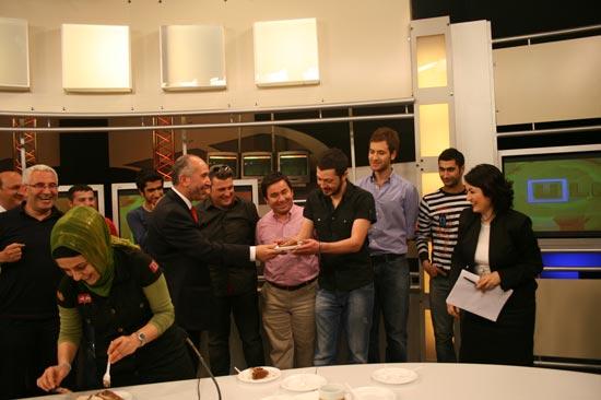 2 Haziran 2008'de yayın hayatına başlayan ÜLKE TV bugün 1 yaşını doldurdu. Kanalın haber merkezinde pasta kesilerek kutlama düzenlendi.