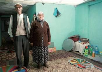 87 yaşındaki Mustafa Çimendere, daha önce birbirlerine âşık oldukları ve sonunda kavuştukları yönündeki haberleri yalanlıyor, Bizde komşu geline asla kötü niyetle bakılmaz.