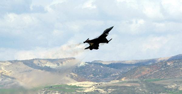 'Solo Türk' adı verilen ve çeşitli donanımlarla güçlendirilen F-16 savaş uçağı, tek başına sergilediği gösterilerle, Türk Yıldızları gibi nefesleri kesti.