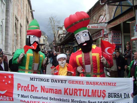 Saadet Partisi (SP) Bursa İl Başkanlığı, Genel Başkan Numan Kurtulmuş'un yarın Fomara Meydanı'nda yapacağı mitingi, dev şişme Hacivat ve Karagöz balonları ile tanıttı.
