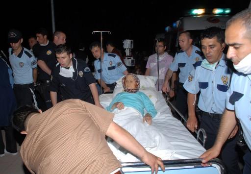 Bursa Yıldırım Merkez İlçesi'nde Şevket Yılmaz Devlet Hastanesinde yangın çıktı. 1'i çocuk 39 hastanın başka hastanelere sevk edildiği yangın sonucu 3'ü kadın 8 kişi hayatını kaybetti.