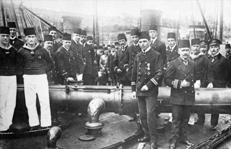 İngiliz ve Fransız gemilerini yararak boğazı mayınlarla döşeyen Türk gemisi ve mürettebatı .