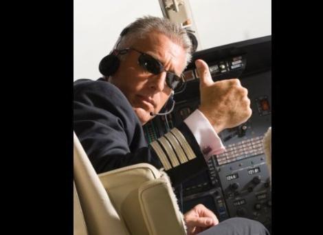 BİR PİLOTA BÖYLE İLTİFAT EDİLİR
Joe DEon: Çoğu zaman uçağı nasıl indirdiğiniz ne kadar iyi bir pilot olduğunuzun göstergesidir. Bu yüzden uçaktan inerken, bir pilota güzel bir şey söylemek istiyorsanız, "İyi inişti" deyin. Bu hoşumuza gider.