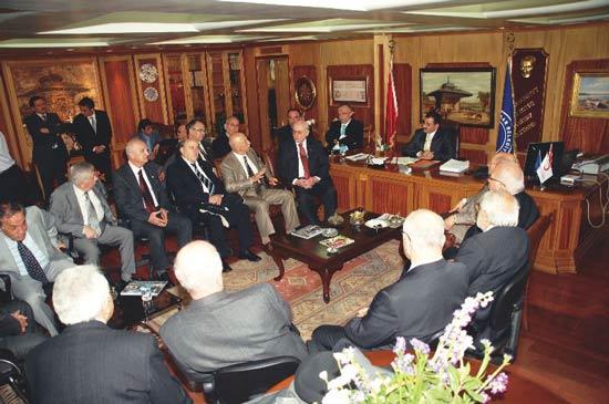 "Avrupa Kültür Başkenti İstanbul 2010a hazırlanıyor. Dünyada İstanbul, İstanbulda da Üsküdar konuşulacak." diyen Üsküdar Belediye Başkanı Mustafa Kara, şu anda şantiyeye dönen ilçesini gelecekte neler beklediğini ve projelerini anlattı...