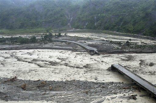 Tayvan'da Morakot tayfunun yol açtığı çamur selinin yuttuğu köyde en az 600 kişinin akıbeti bilinmiyor. Köyde yaşaların en az yarısının çamur altında kaldığı sanılıyor