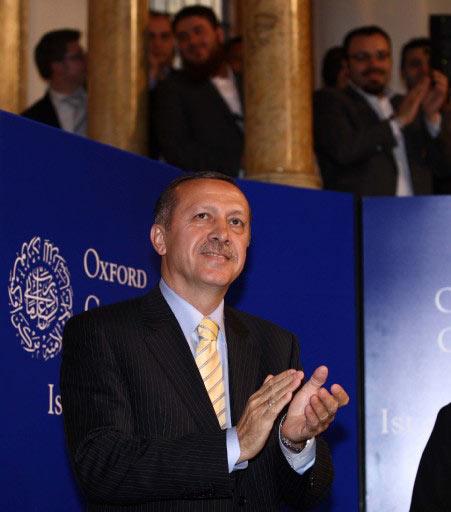 LONDRA G20 ZIRVESI ICIN INGILTERE'DE BULUNAN BASBAKAN RECEP TAYYIP ERDOGAN, OXFORD'DA SHELDONIAN TIYATROSU'NDA OXFORD UNIVERSITESI ISLAM ARASTIRMALARI MERKEZININ TOPLANTISINDA KONUSMA YAPTI.