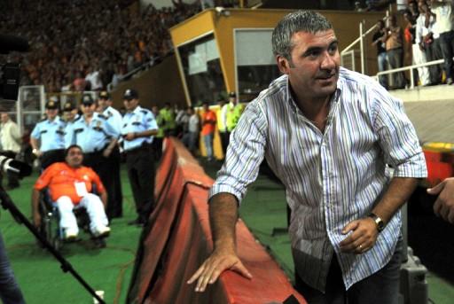 Stat çıkışında Rumen gazetecilerin sorularını yanıtlayan Hagi'nin etrafını, bir anda Galatasaraylı taraftarlar sararken, Hagi güçlükle bu bölümden ayrılabildi.
