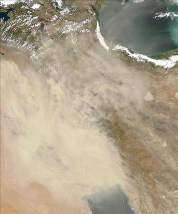 NASAnın Aqua uydusu tarafından çekilen bu fotoğrafta, Irak ve İranı etkisi altına alan kum fırtınası görünüyor.