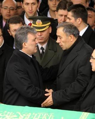 Geçirdiği trafik kazası sonucu hastanede tedavi gören Türk İşbirliği ve Kalkınma İdaresi (TİKA) Başkanı Musa Kulaklıkaya'nın kızının cenazesi toprağa verildi. 16 yaşındaki Sena Kulaklıkaya'nın cenaze töreni, devletin zirvesini buluşturdu.