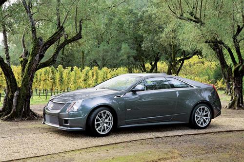<strong>13- Cadillac CTS-V Coupe - AMERİKAN RÜYASI </strong>
<br><br>
Avrupanın en heybetli spor coupeleriyle başa baş gitme cüretini gösterdiği ve bir ölçüde onları kendi sahalarında bozguna uğrattığı için Cadillaca kucak dolusu övgüler... CTS-V sedan, dev motorlu küçük bir canavar. İki kapılı, daha fazla tarz ve tavır sahibi Coupe ise bir Amerikan otomobili satın almak için güçlü bir neden oluşturuyor. Corvettein en iyi özelliklerinin Amerikada üretilen en iyi markayla eşleşmesinden, Cadillac CTS serisi oluşturuldu. Gözden kaçmaması gereken bir unsur da Coupenin, süperşarjlı, güçlü bir motorla donatılmış bir otomobilden beklenen tüm sesleri çıkarıyor olması. Güç, hepimizin takdirle söz ettiği, opsiyonel 6 ileri manuel vites kutusu üzerinden dağılıyor.