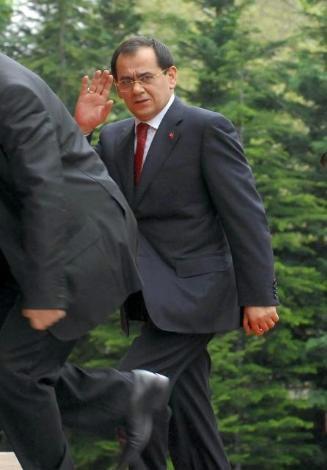 Bakanlar Kurulu, Başbakan Recep Tayyip Erdoğan başkanlığında toplandı. Toplantıya, yeni göreve başlayan bakanlar da katıldı. 27 koltuklu ilk Bakanlar Kurulu'ndan ilk kareler: