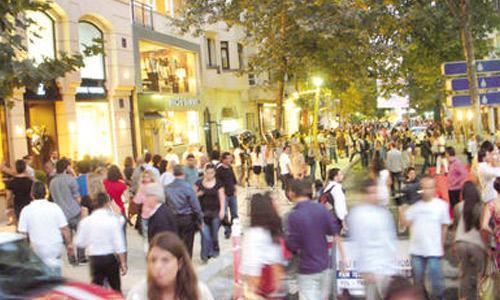 Nüfus 73 milyonu aştı

27 Ocak:

-Davos 2011 zirvesinde, küresel krizleri, meydana gelmeden önce, küresel işbirliğiyle önlemeyi amaçlayan Risk Tepki Ağının detayları belli oldu. Risk Tepki Ağı, önde gelen çok uluslu şirketler, akademisyenler kamu otoriteleri ve düzenleyici kurullardan uzmanları bünyesinde toplayacak.

-ABD'li Exxon Mobil ve Rus Rosneft şirketleri, Karadeniz'de petrol ve doğalgaz arama çalışmaları için anlaşma imzaladı.

28 Ocak:

-TÜİK ülke nüfusunun, 2010 sonu itibariyle 73 milyon 722 bin 988 kişiye ulaştığını açıkladı. Nüfus son bir yılda 1 milyon 161 bin 676 kişi arttı.