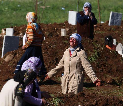 Mardin'in Mazıdağı ilçesi Bilge köyündeki saldırıda ölen 44 kişiden 39'unun cenazesinin defnedildiği mezarlıktan ağıtlar yükselmeye devam ediyor. İşte yürek burkan kareler...