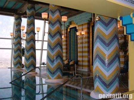 <p>10. Sonsuzluk Kapalı Havuzu Makao'daki Taipa Adası'nda yer alan Crown Towers Hotel, güneşin doğuşu ve batışını izlemek için ideal bir havuz barındırıyor.</p>