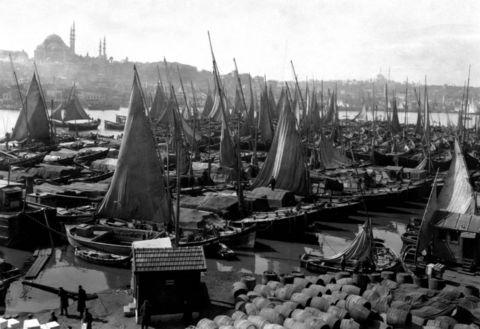 <p><strong><span style="color: #0000ff;">ALTIN BOYNUZ MARİNA <br /></span></strong>Yıl yine 1928. Altın Boynuz’dan şaşırtıcı bir görüntü. Yük taşıyan yelkenliler, Haliç kıyısına hınca hınç dizilmiş. Islak yelkenler rüzgârda kuruyor. Süleymaniye Camii, tüm ihtişamıyla arkada solda...</p>