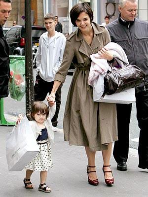 <b>Suri Cruise:</b> İki ünlü oyuncu Tom Cruise ile Katie Holmes'un küçük kızları Suri, şıklığıyla kelimenin tam anlamıyla dikkatleri üzerinde topluyor. Şık aksesuarları, çantaları ve hatta ''topuklu ayakkabılarıyla'' görüntülenen Suri'nin annesi Holmes, küçüğün 1.5 yaşından bu yana kıyafetlerini kendi kendine seçtiğini söylüyor.