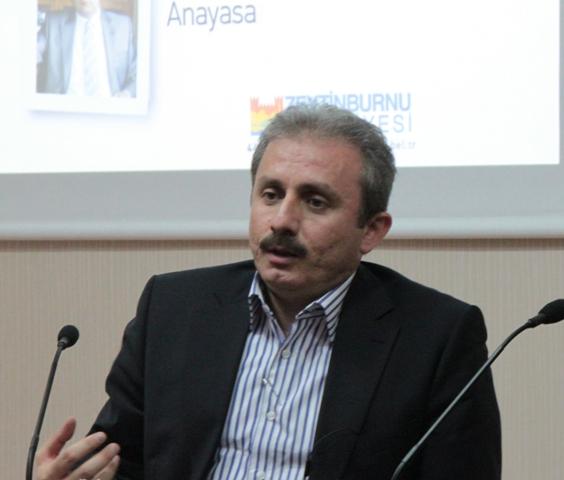 Mustafa Şentop: AKPnin hukuk doçenti Şentopu İstanbul üçüncü bölge altıncı sıradan aday göstermesi, yeni anayasa çalışmalarında Şentopun oynayabileceği rol hakkında bir fikir veriyor. Marmara Üniversitesinde hukuk fakültesinde hukuk tarihi dersleri veren Şentop son dönemde televizyon tartışmalarının da aranan isimlerinden biriydi.