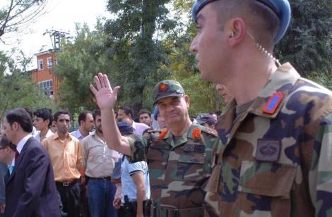 Genelkurmay Başkanı Orgeneral İlker Başbuğ, Van'ın Cumhuriyet Caddesi'nde vatandaşların sevgi gösterileriyle karşılandı.