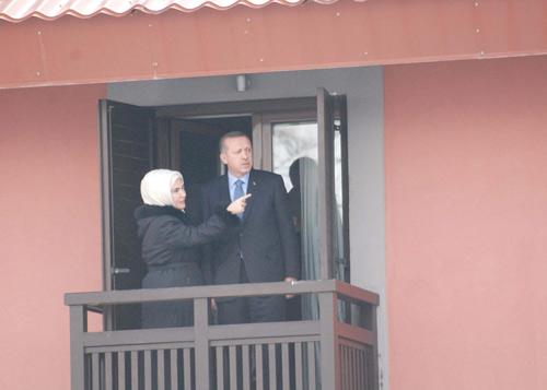 Başbakan Recep Tayyip Erdoğan, Yunanistan Başbakanı Yorgo Papandreu ile bir araya geldi. Planlanandan uzun süre görüşme nedeniyle Başbakan Erdoğan, Cuma namazına gidemedi.