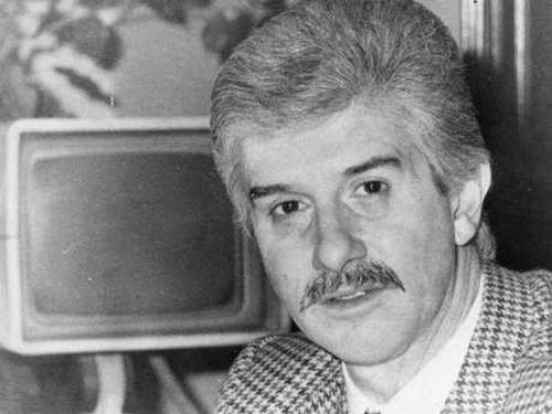 Çetin Emeç: 1935 yılında İstanbul´da doğdu. 38 yıllık gazeteci olan Emeç, Hürriyet Gazetesi yönetim kurulu üyesi ve yazarıydı. Çetin Emeç 7 Mart 1990 sabahı işe gitmek üzere İstanbul Suadiye´deki evinden çıktı. Arabasına binerken maskeli iki adam gelip Emeç´i 9 yerinden kurşunlayarak öldürüldü. Emeç olay yerinde hayatını kaybetti.