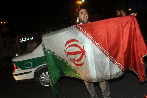 İran'da dün yapılan cumhurbaşkanı seçiminin gayriresmi sonuçlarına göre Mahmud Ahmedinejad, seçimlerin galibi oldu. Ahmedinejad, rakiplerine fark attı. Taraftarları böyle sokağa döküldü