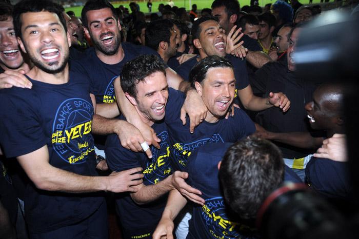 Fenerbahçe'nin genç kalecisi Mert Günok, şampiyonluğa ulaştıkları için çok mutlu olduğunu, sezonun ilk yarısındaki Trabzonspor maçında kurtardığı penaltı için de, bunun görevi olduğunu söyledi.