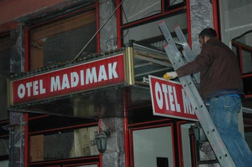 Bir süre önce otelin tapusunu alan İl Özel İdaresinin görevlileri ve bir reklam firması çalışanları tarafından ipler yardımıyla indirilen tabelalar otelin alt katındaki daha önce bir lokanta olarak faaliyet gösteren yere konuldu.