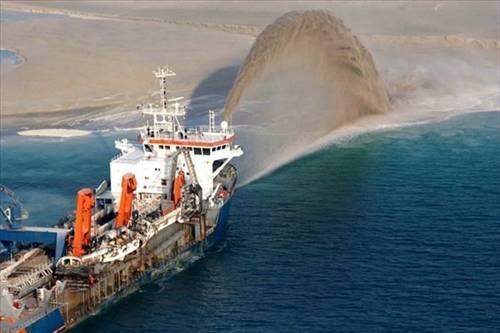 Yapay adalar o kadar büyük ki insan yapımı olduğuna inanmak gerçekten zor. Ancak bu adalar tümüyle insan yapımı yıllarca süren planlama ve inşaat süreci sonrasın da ortaya çıktılar.