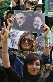 İranlılar 10. cumhurbaşkanlığı için sandık başına gitmeye hazırlanıyor. Yaşanan çekişmeler İran siyasetini, toplumunu tanımayanlarca rejimin çöktüğüne bile yorulabilir ancak İran'ı tanıyanlar bunun yanılgı olacağını belirtiyor